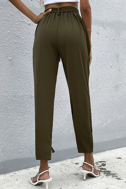 Pantalones con cinturón y bolsillos con detalle de lazo