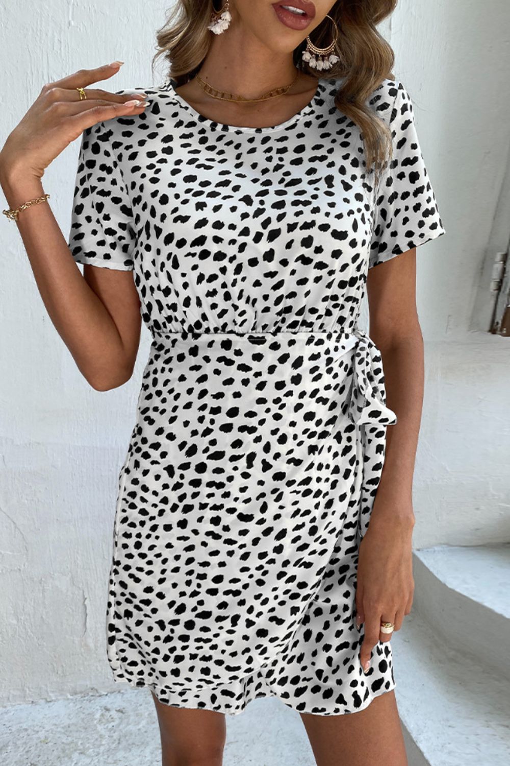 Vestido de cuello redondo con cinturón y ojo de cerradura con estampado animal