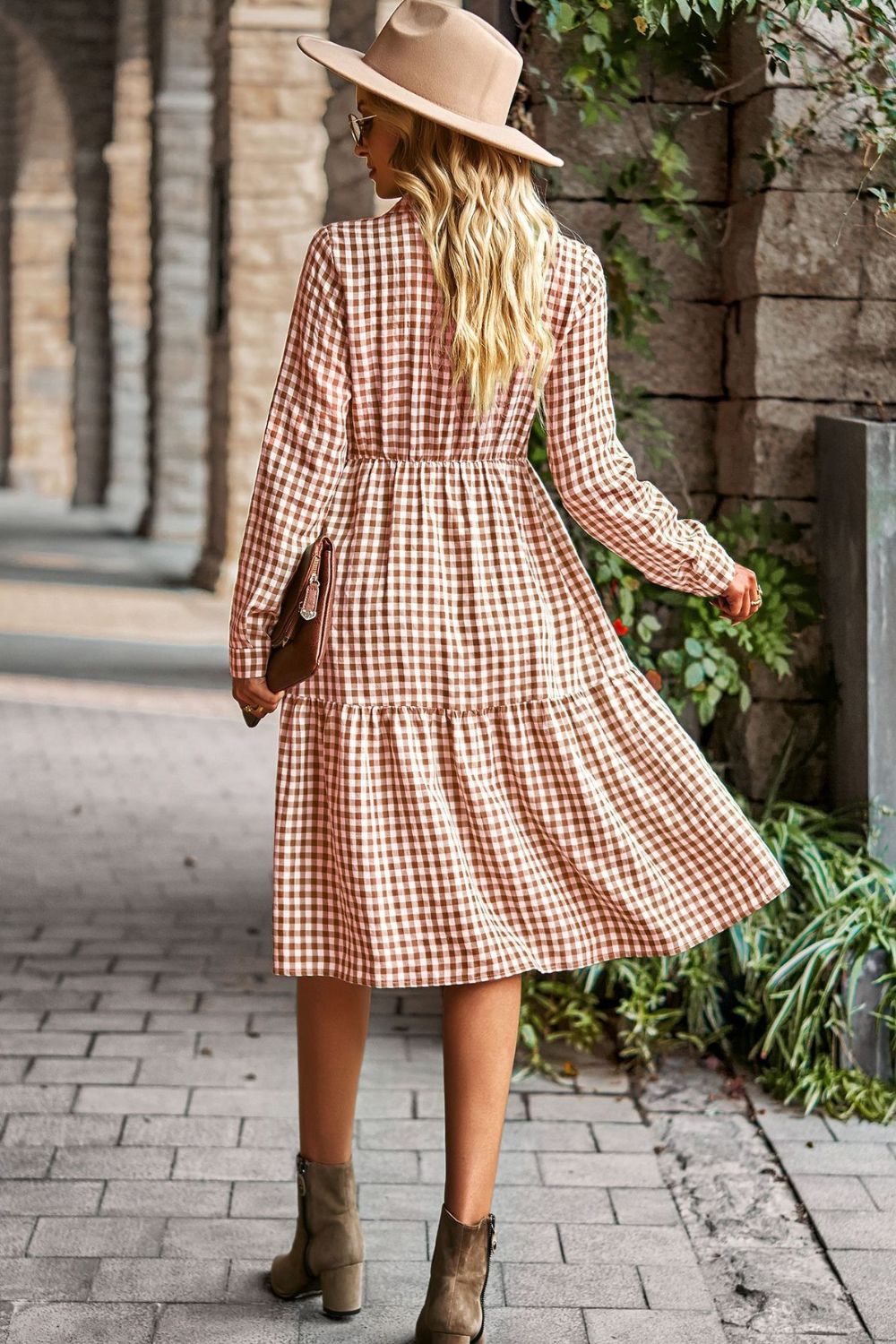 Vestido midi de manga larga con cuello con cuello