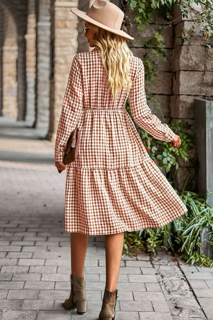 Vestido midi de manga larga con cuello con cuello