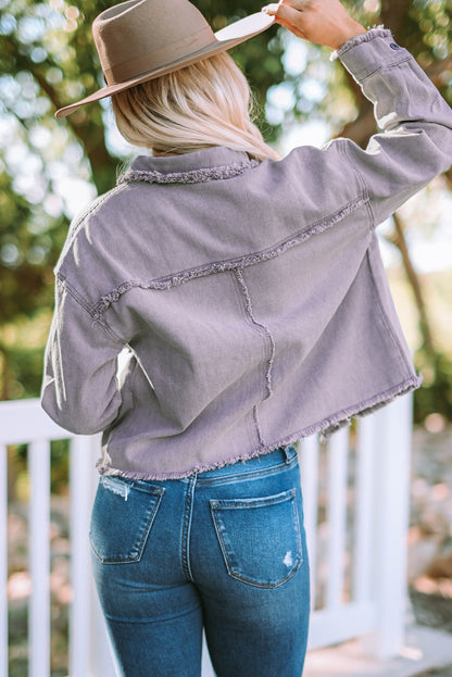 Chaqueta de mezclilla con botones a presión y ribete deshilachado