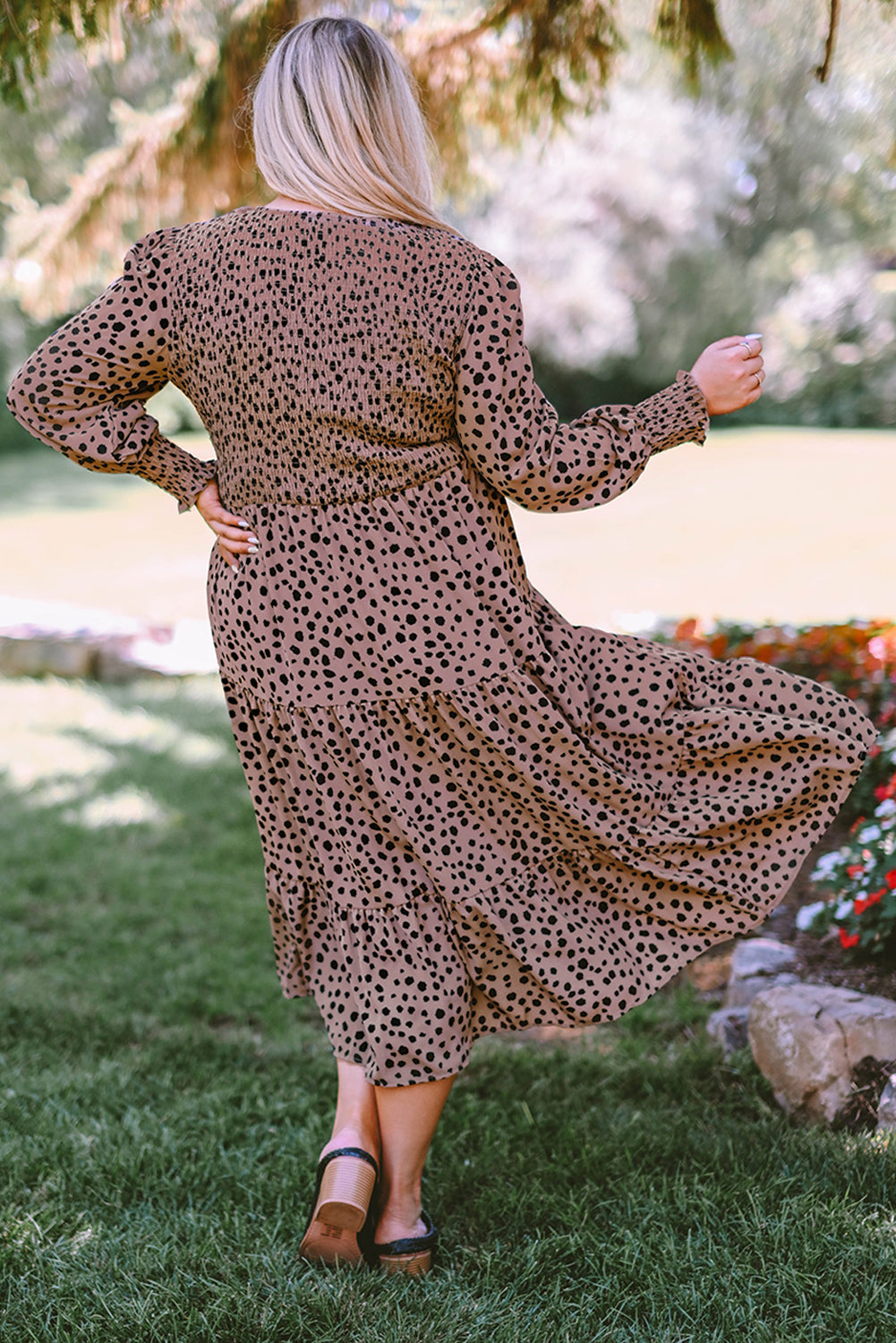 Vestido escalonado fruncido con estampado animal de talla grande