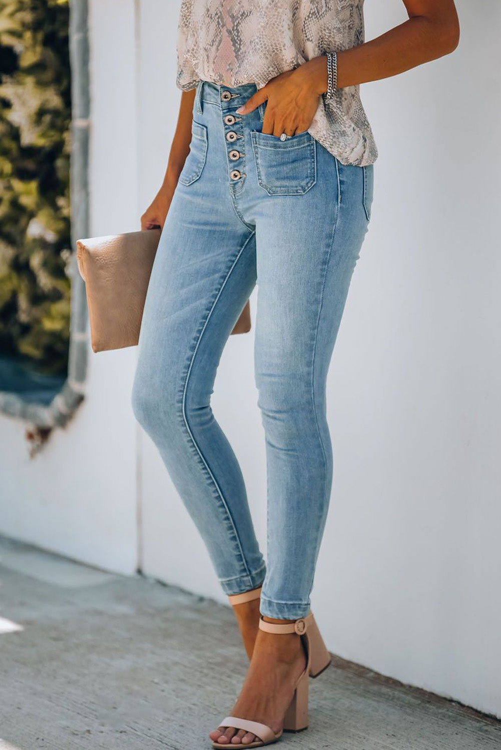 Jeans ajustados con botones y bolsillos