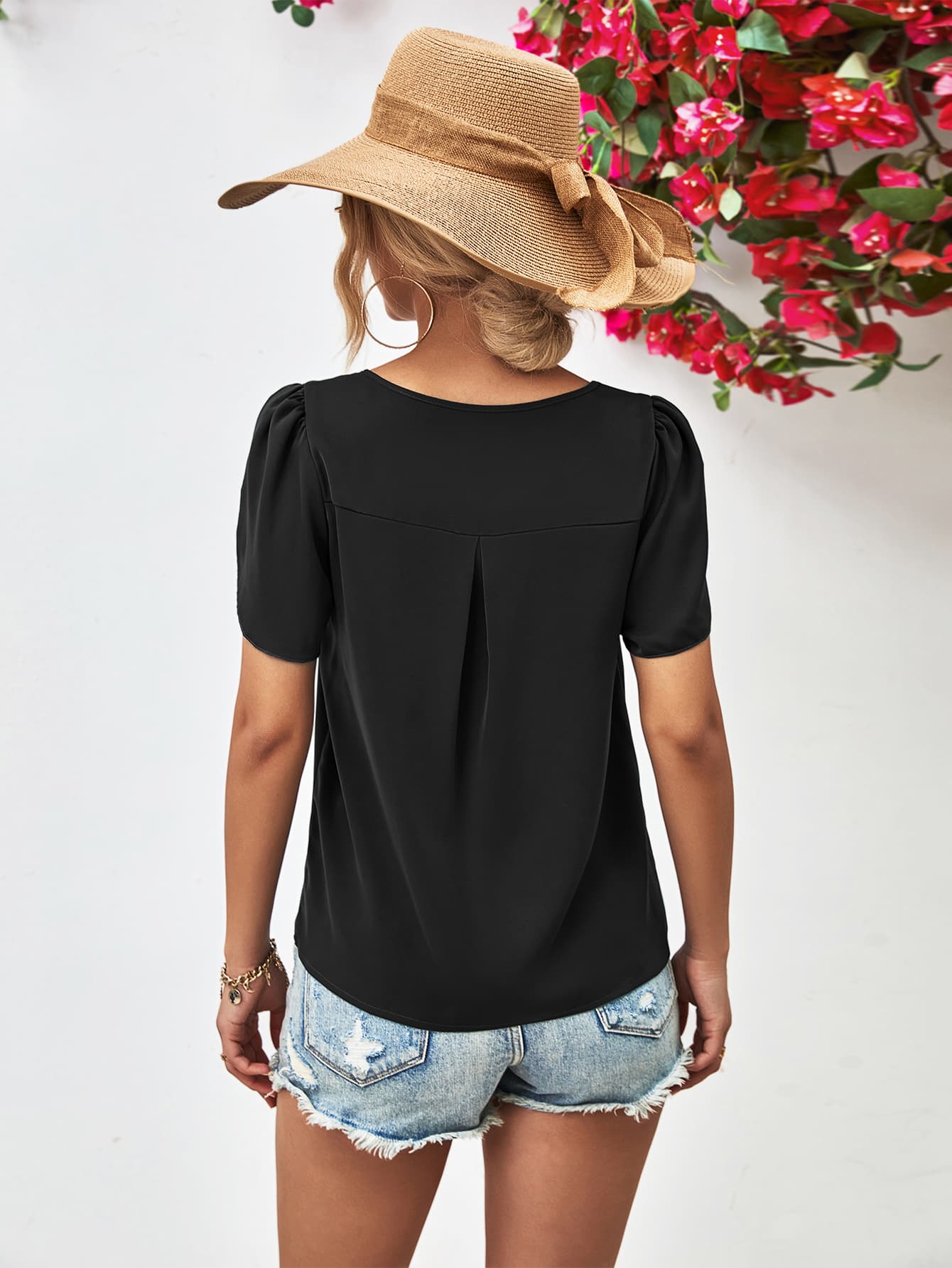 Blusa con cuello redondo y manga de pétalos