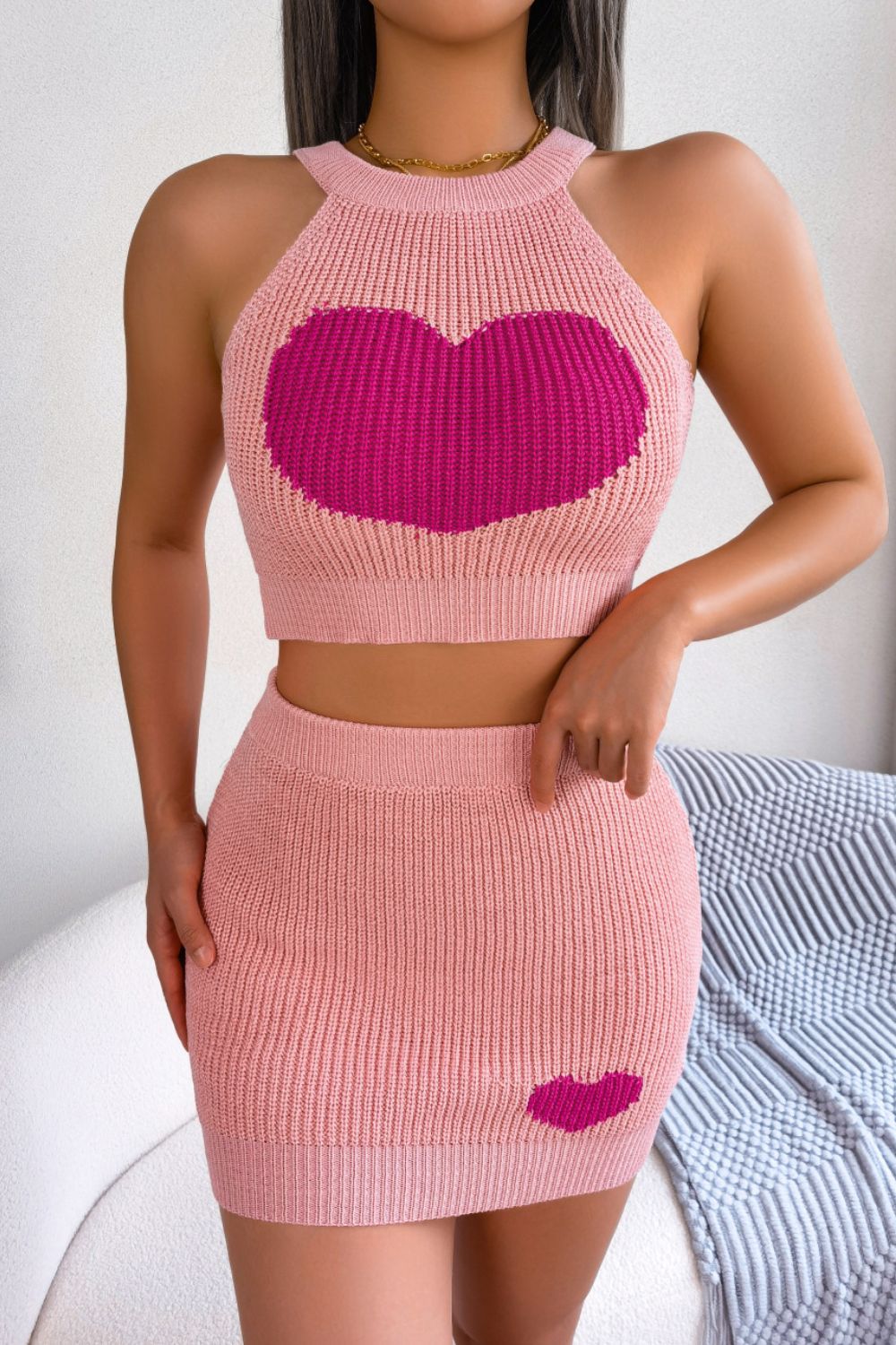 Conjunto de top y falda de punto acanalado en contraste con corazones