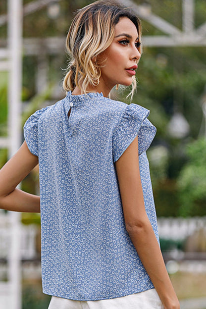 Blusa con volantes en el cuello y manga acampanada con estampado de corazones