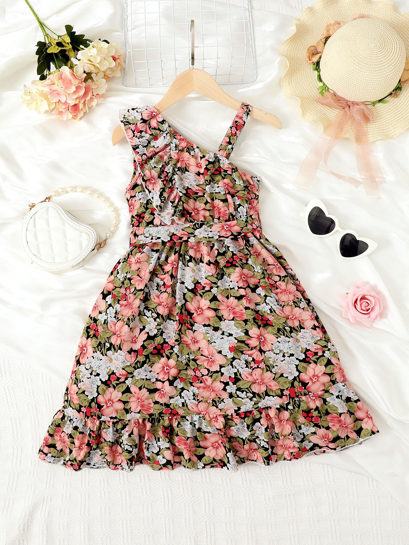 Vestido floral con cuello asimétrico y volantes