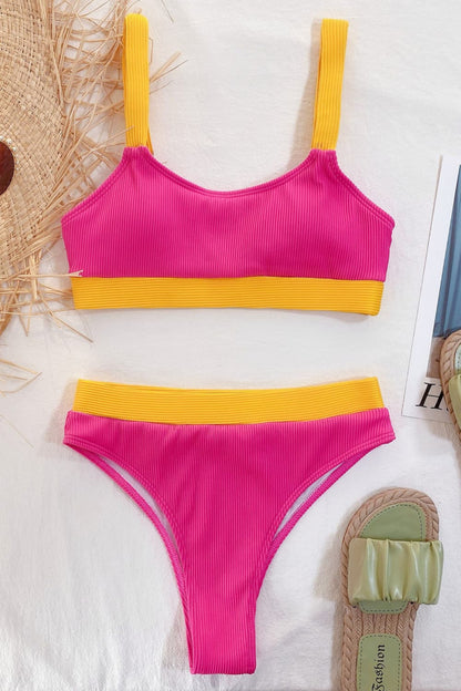 Conjunto de bikini con escote redondo y bloques de color