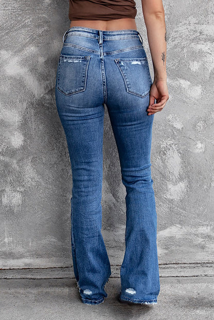 Jeans acampanados desgastados con bolsillos