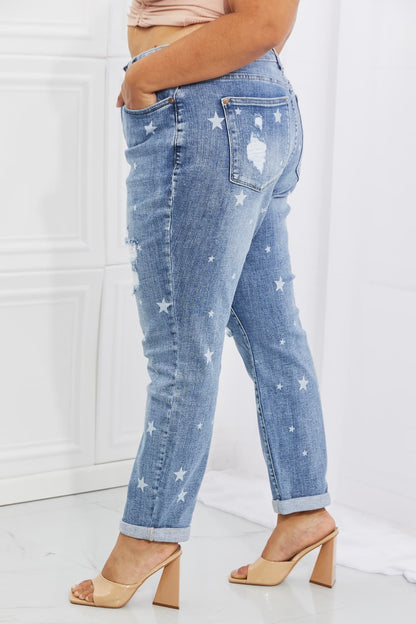 Judy Blue Sarah Jeans estilo boyfriend con estampado de estrellas de tamaño completo