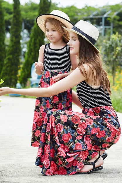 Vestido de mujer a rayas con empalme floral