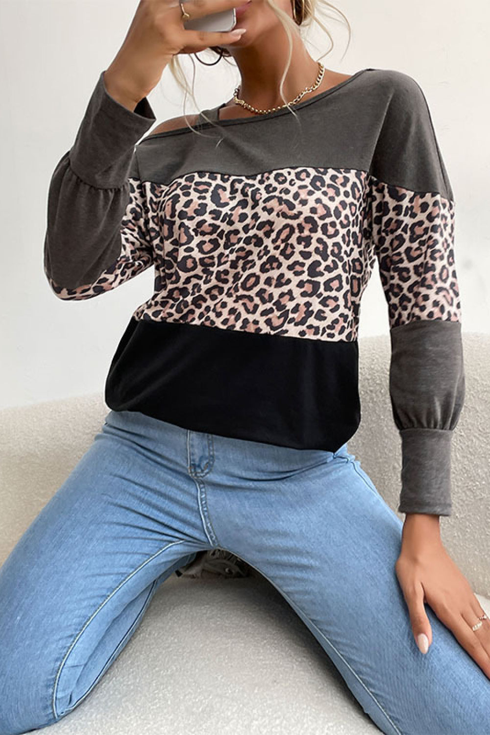 Top con hombros descubiertos y estampado de leopardo