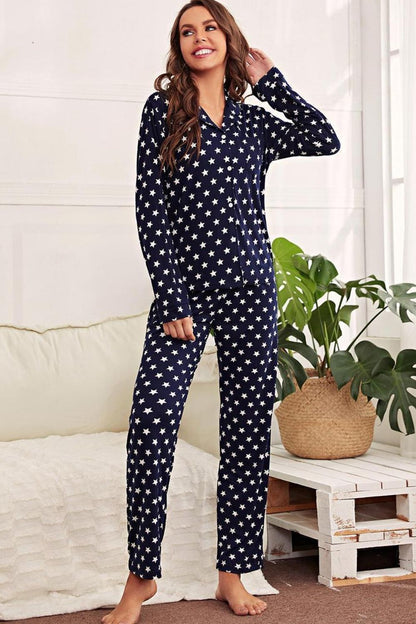 Conjunto de salón con pantalón y camisa abotonada con estampado de estrellas