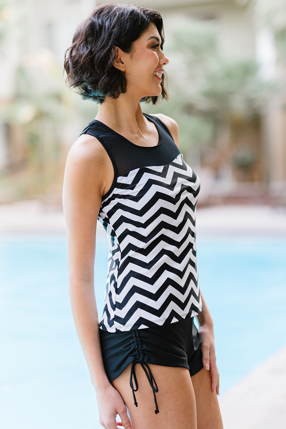 Conjunto de tankini fruncido con estampado Chevron de tamaño completo