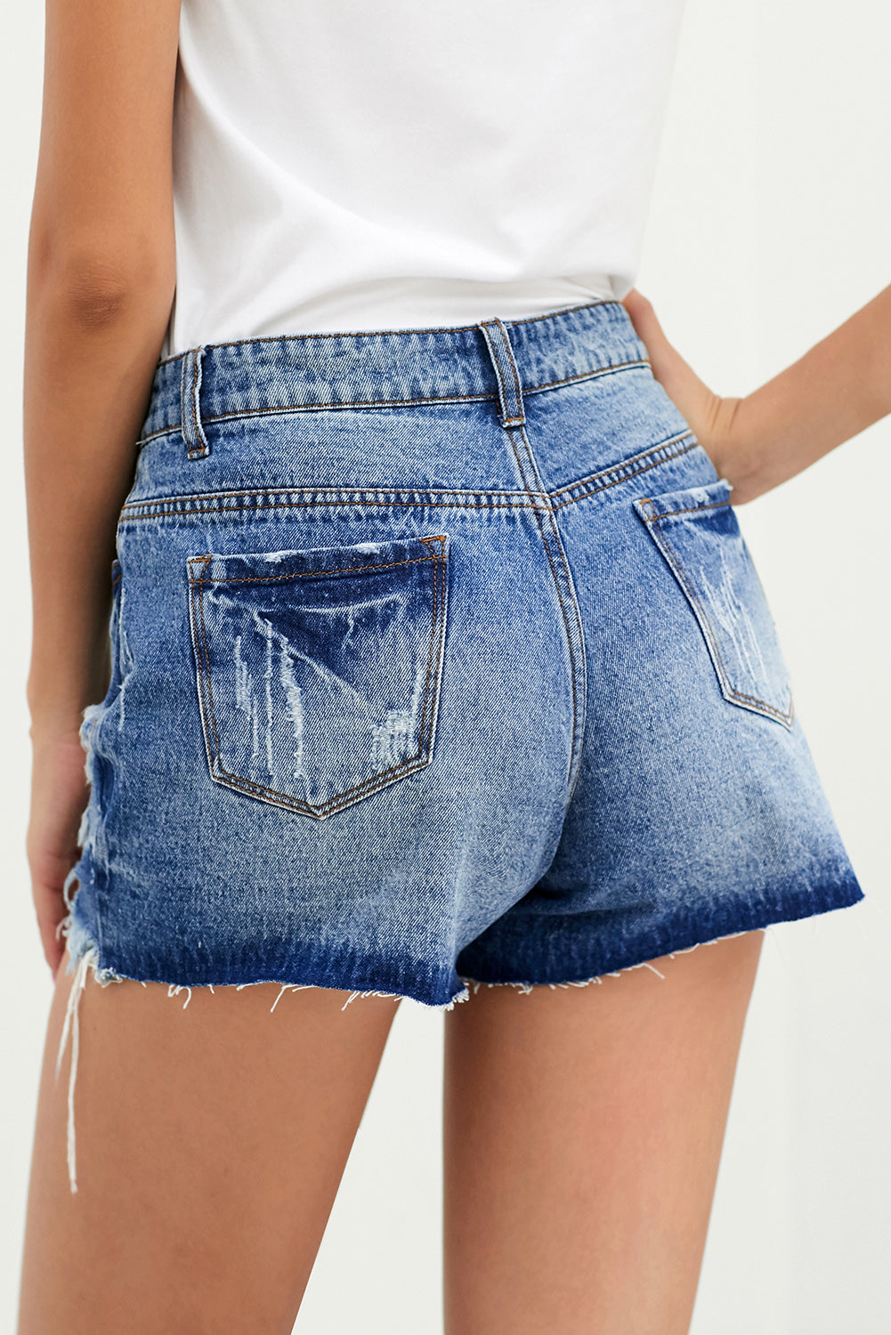 Shorts de mezclilla desgastados con botones