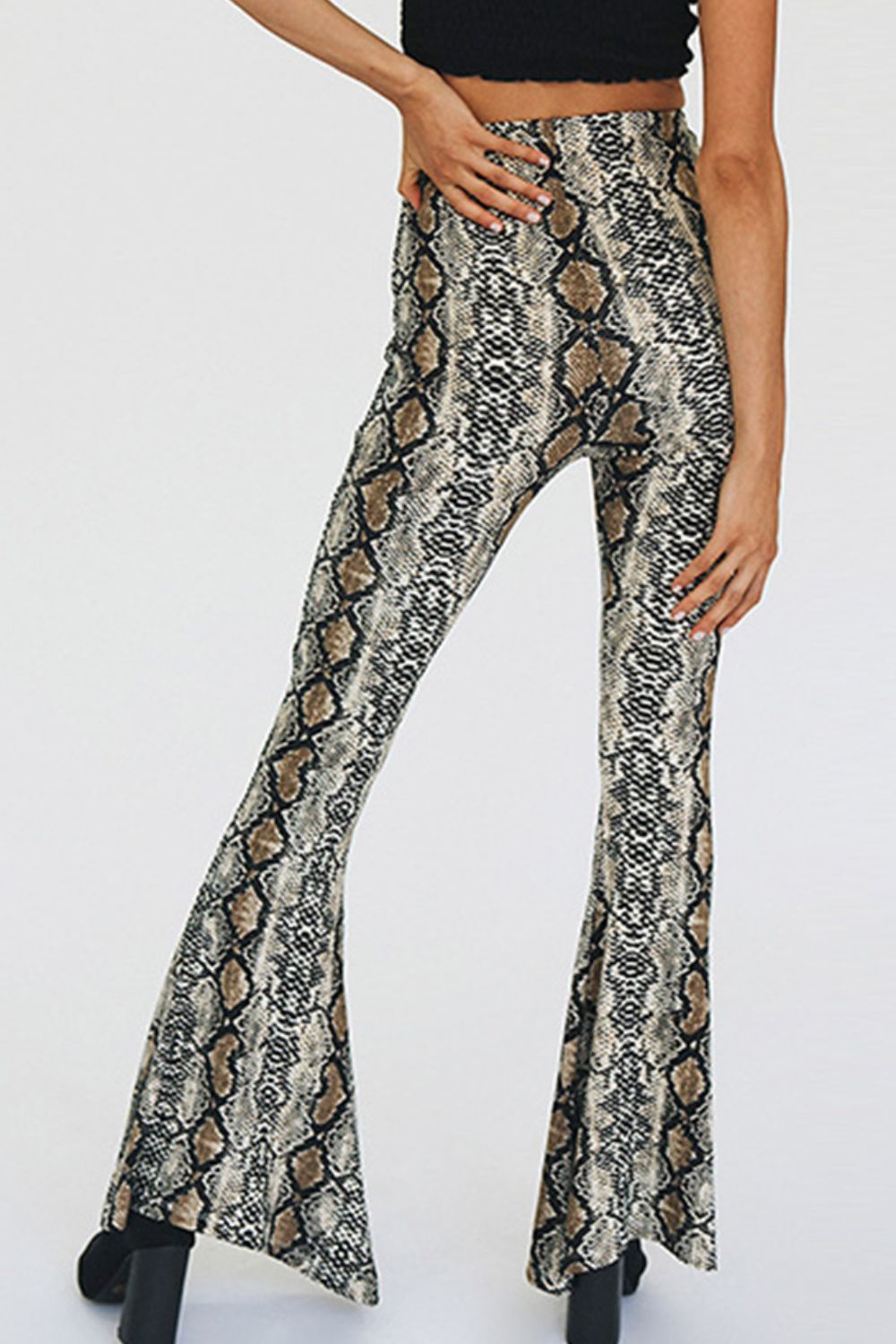 Pantalones acampanados con estampado de piel de serpiente