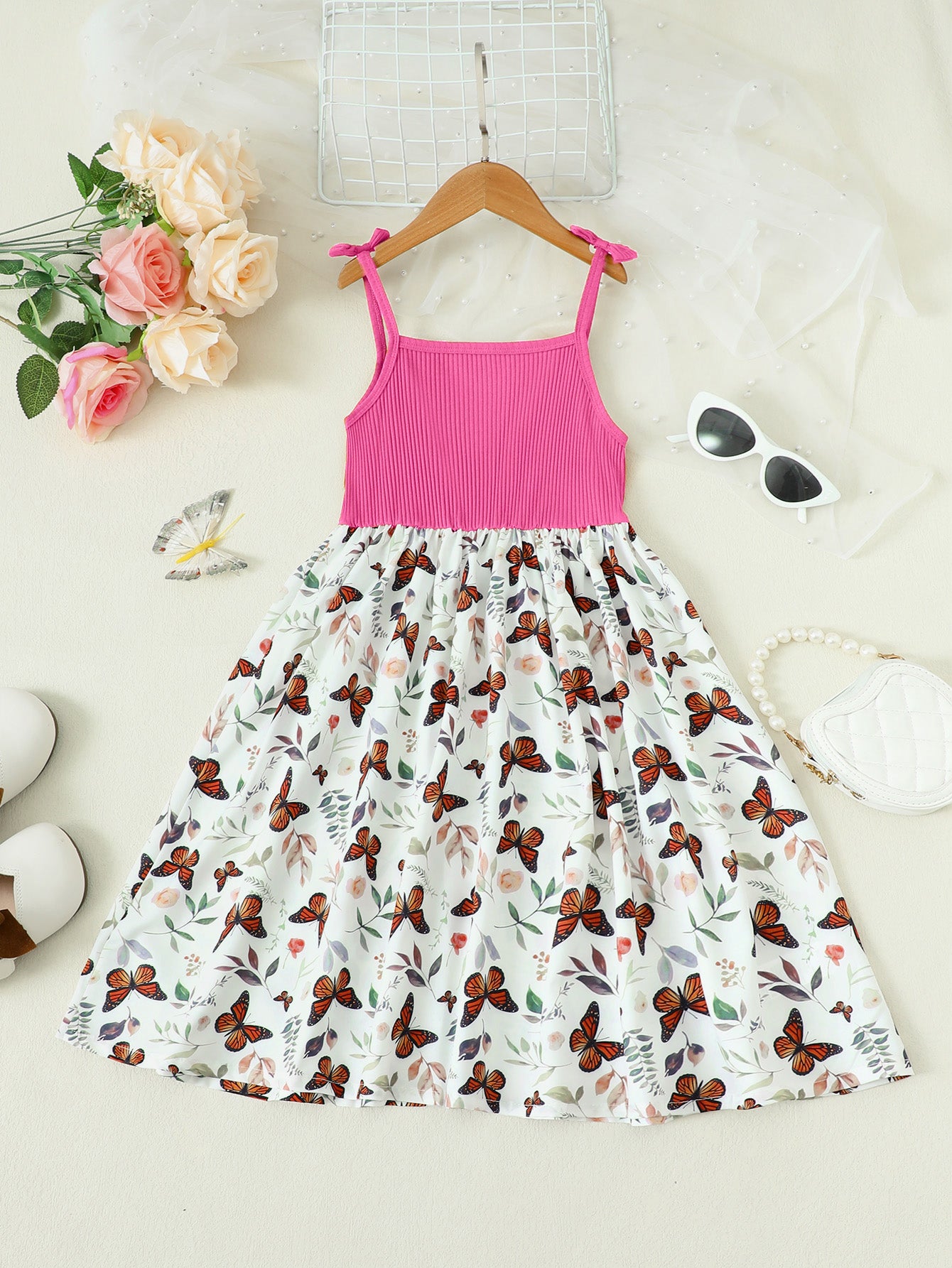 Vestido con detalle de lazo y estampado de mariposas