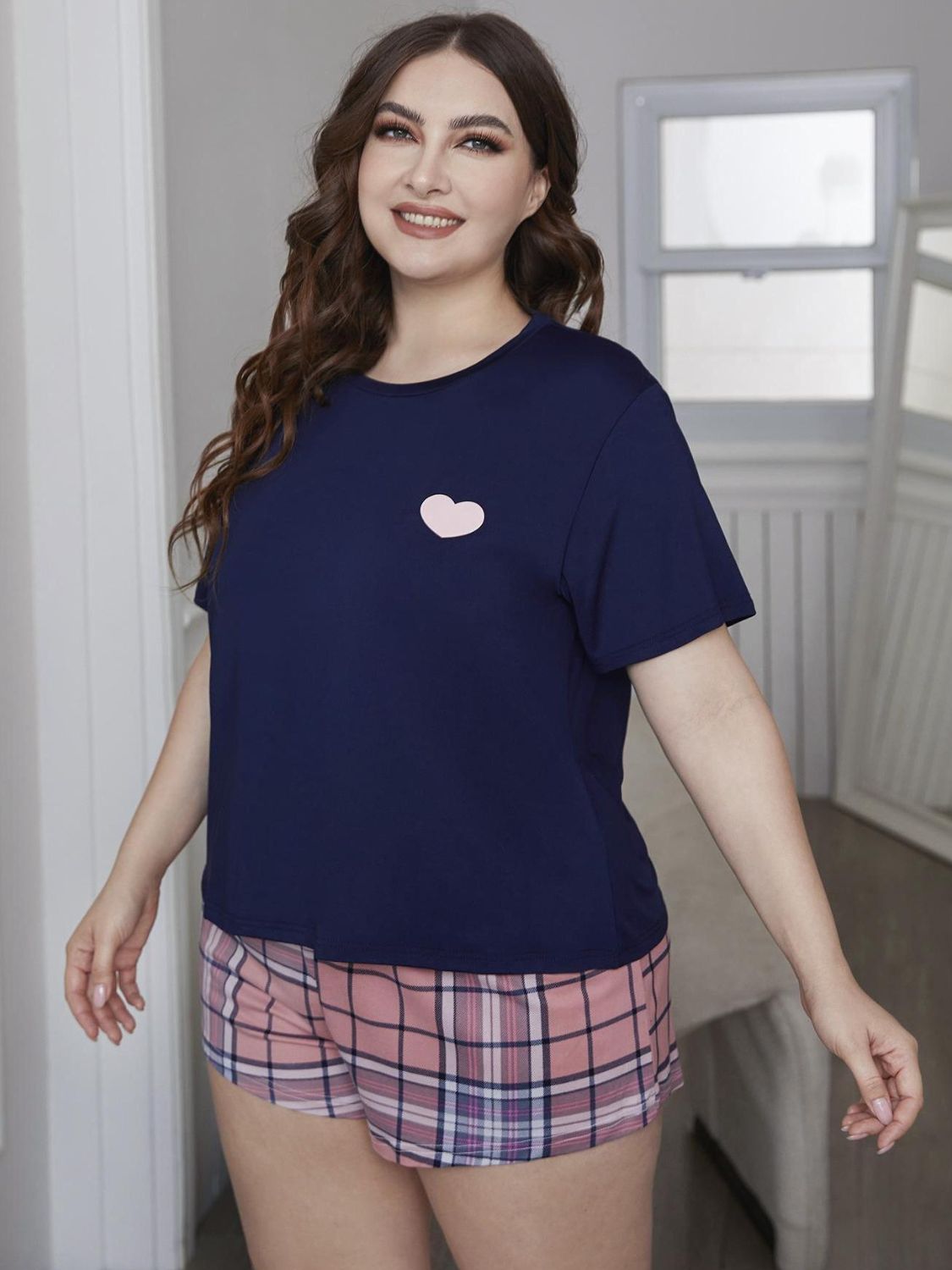 Conjunto de ropa de estar por casa con top gráfico de corazones y pantalones cortos a cuadros de talla grande