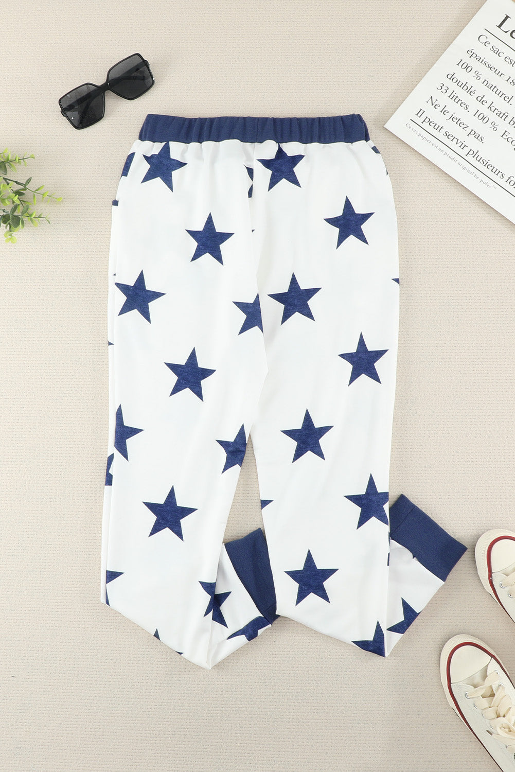 Joggers con detalle de cordón y estampado de estrellas