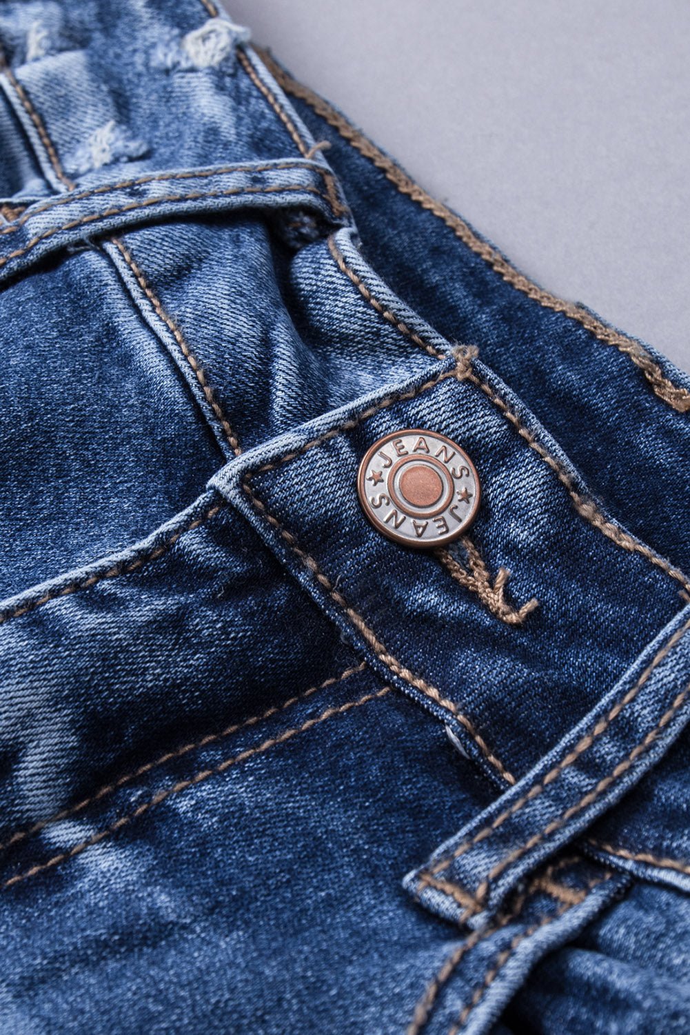 Jeans acampanados desgastados con bolsillos