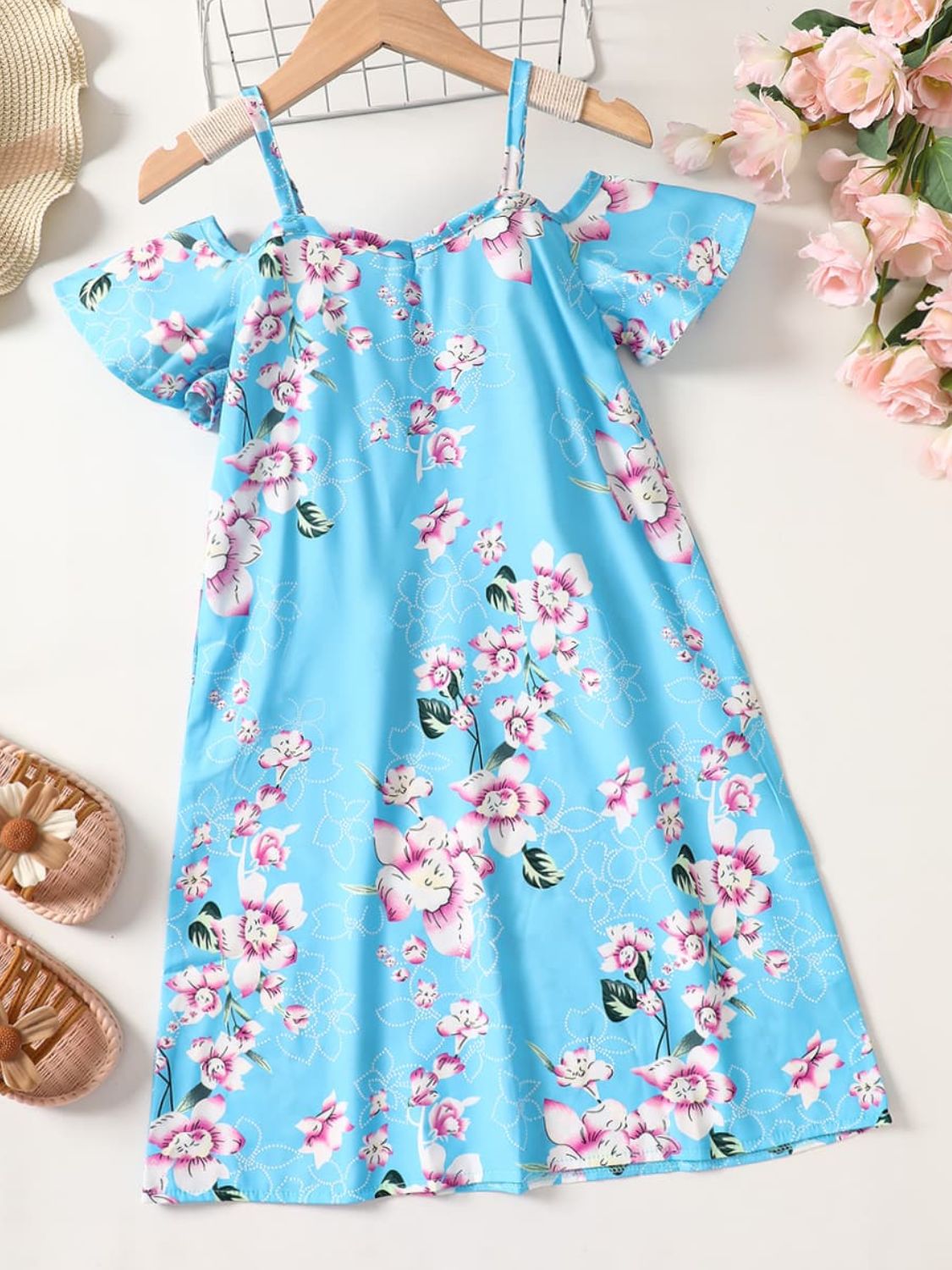 Vestido de niña floral con hombros descubiertos y mangas acampanadas