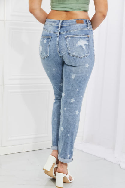 Judy Blue Sarah Jeans estilo boyfriend con estampado de estrellas de tamaño completo