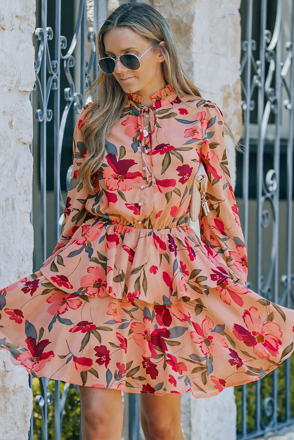 Vestido a capas de manga larga con cuello anudado floral