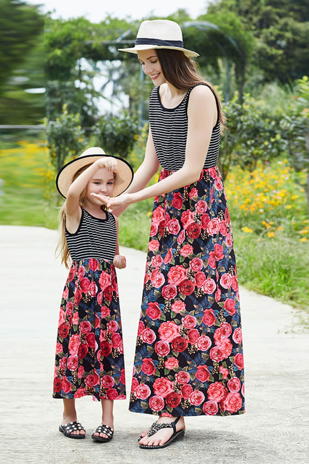 Vestido de mujer a rayas con empalme floral