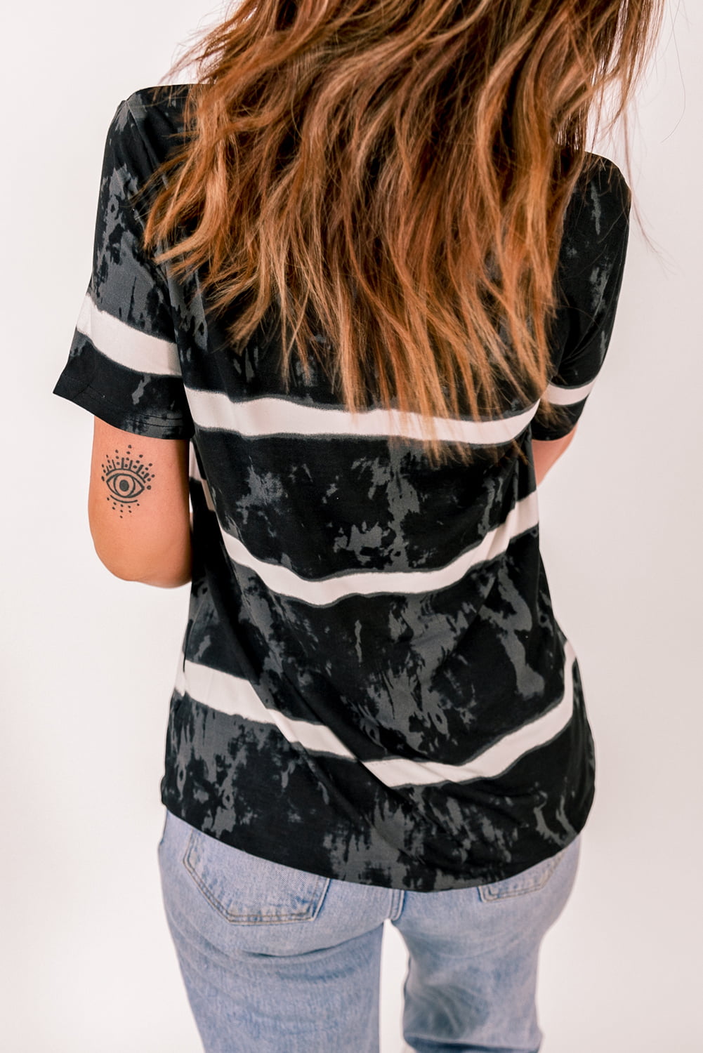 Camiseta con cuello henley tie-dye