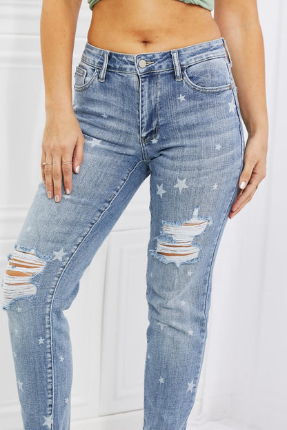 Judy Blue Sarah Jeans estilo boyfriend con estampado de estrellas de tamaño completo