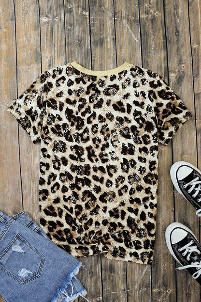 BE KIND Camiseta de cuello redondo con estampado de leopardo y corazón