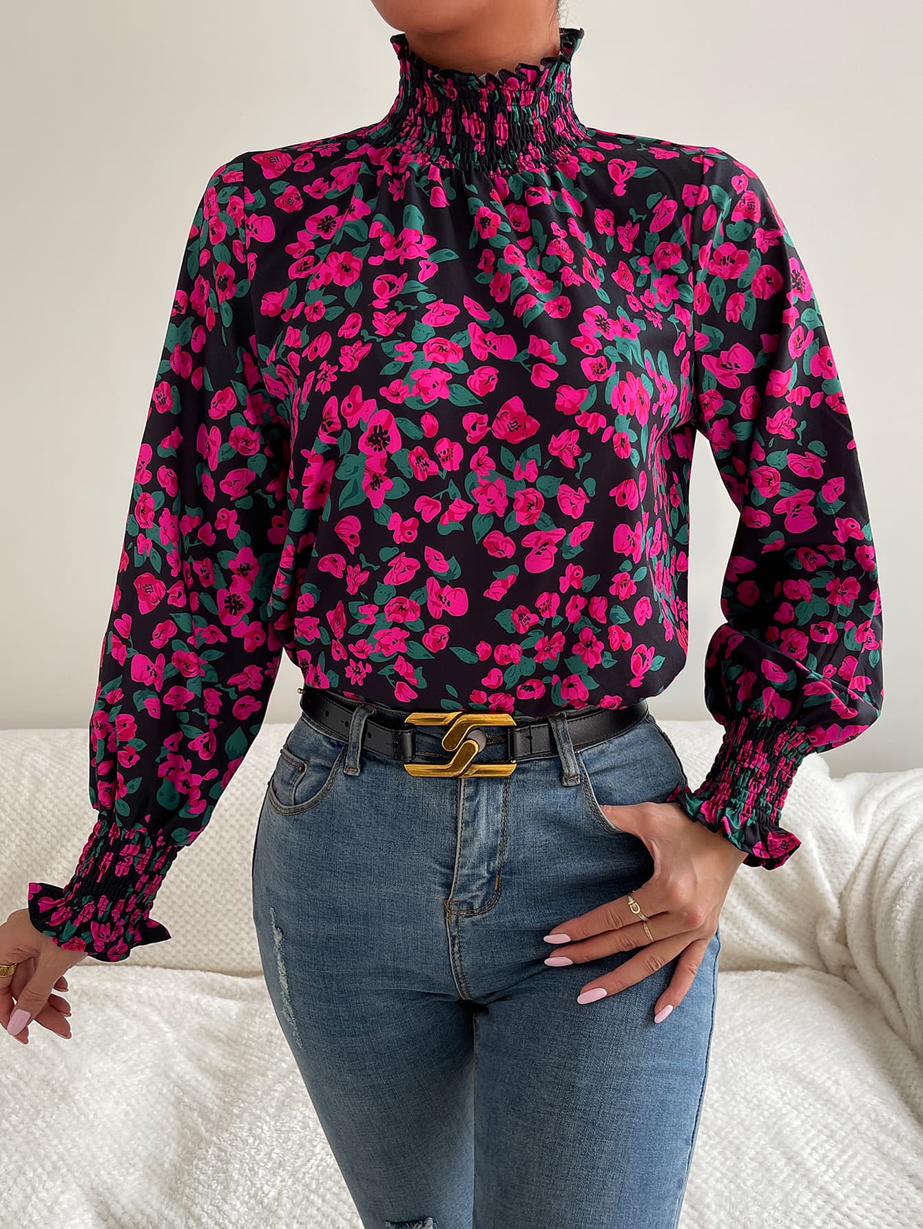 Blusa con cuello de volantes y fruncido floral