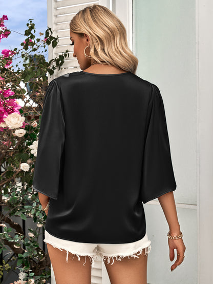 Blusa con cuello en V y manga tres cuartos acampanada