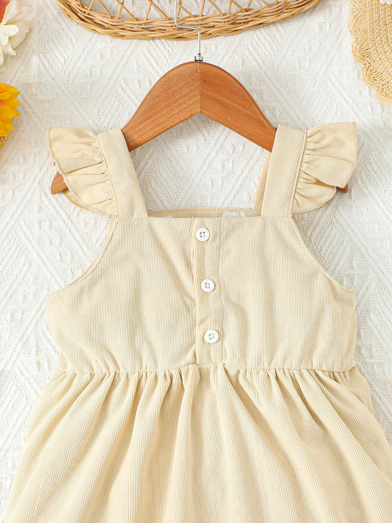 HERMOSA NIÑA Vestido de cuello cuadrado con gráfico bordado