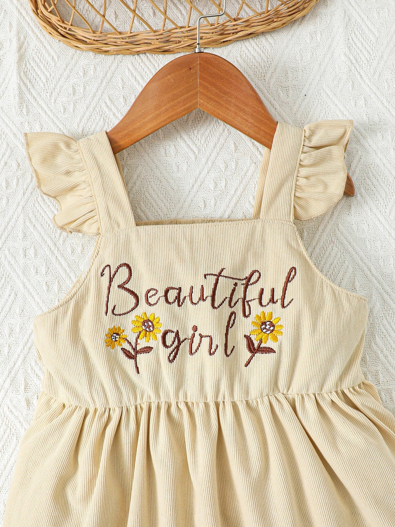 HERMOSA NIÑA Vestido de cuello cuadrado con gráfico bordado