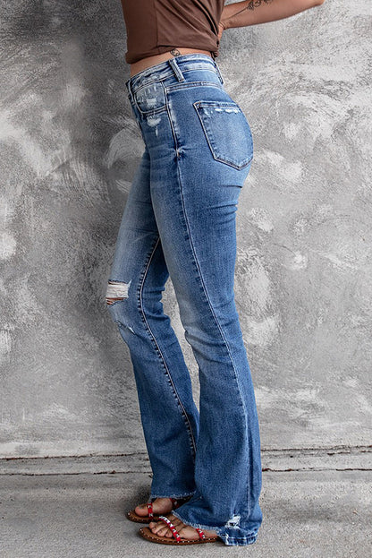 Jeans acampanados desgastados con bolsillos