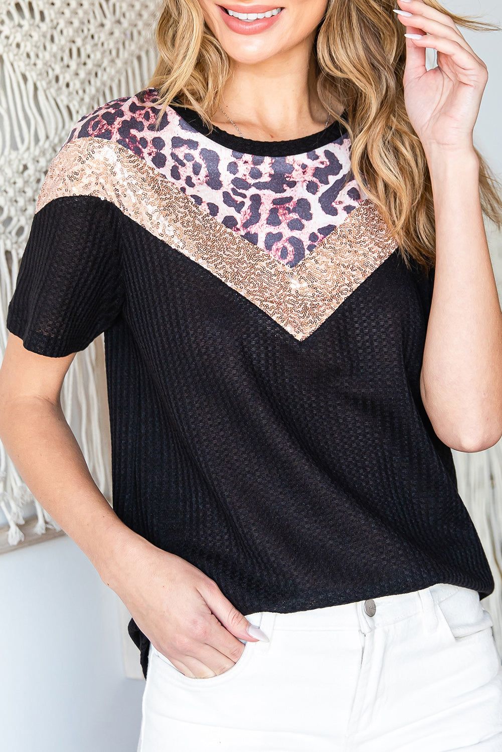 Top de cuello redondo con chevron de leopardo