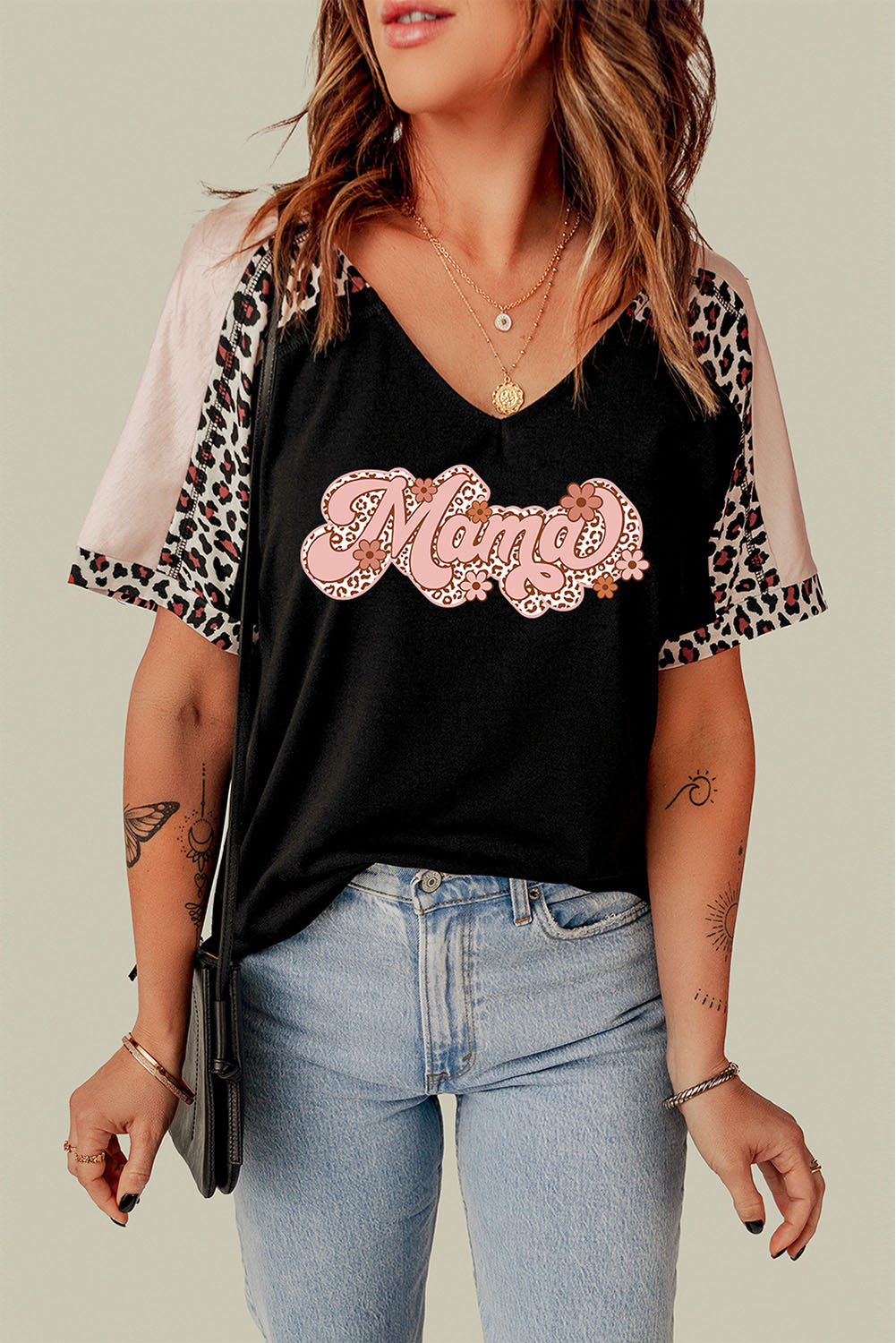 Camiseta con estampado de leopardo y cuello en V de MAMA