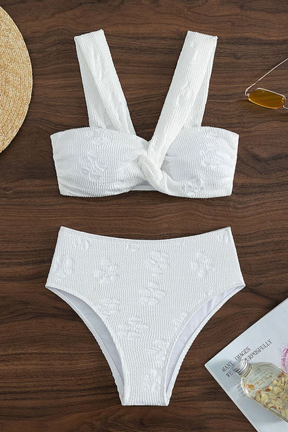 Bikini texturizado con detalles retorcidos