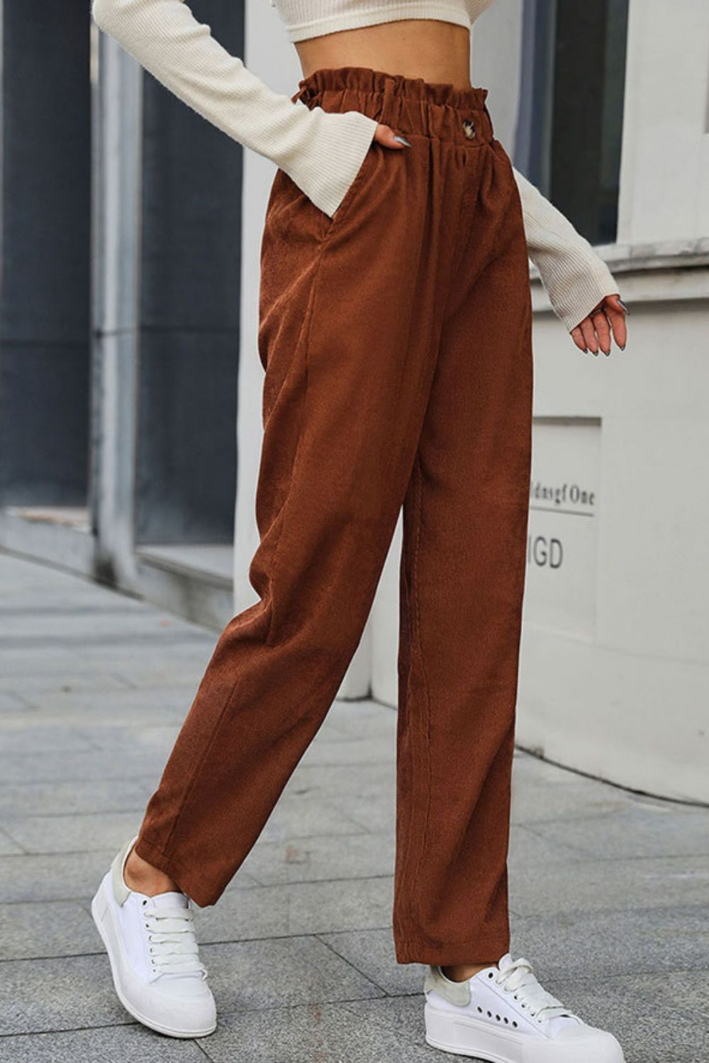 Pantalones de pernera recta con cintura paperbag y bolsillos