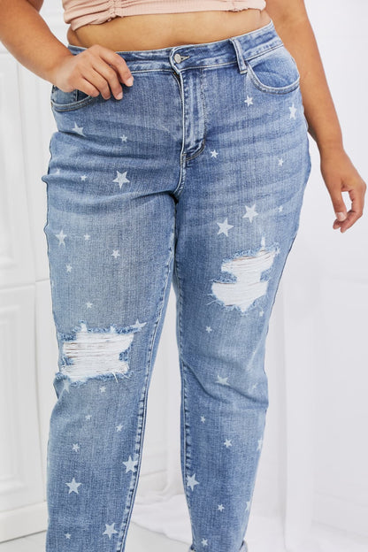 Judy Blue Sarah Jeans estilo boyfriend con estampado de estrellas de tamaño completo