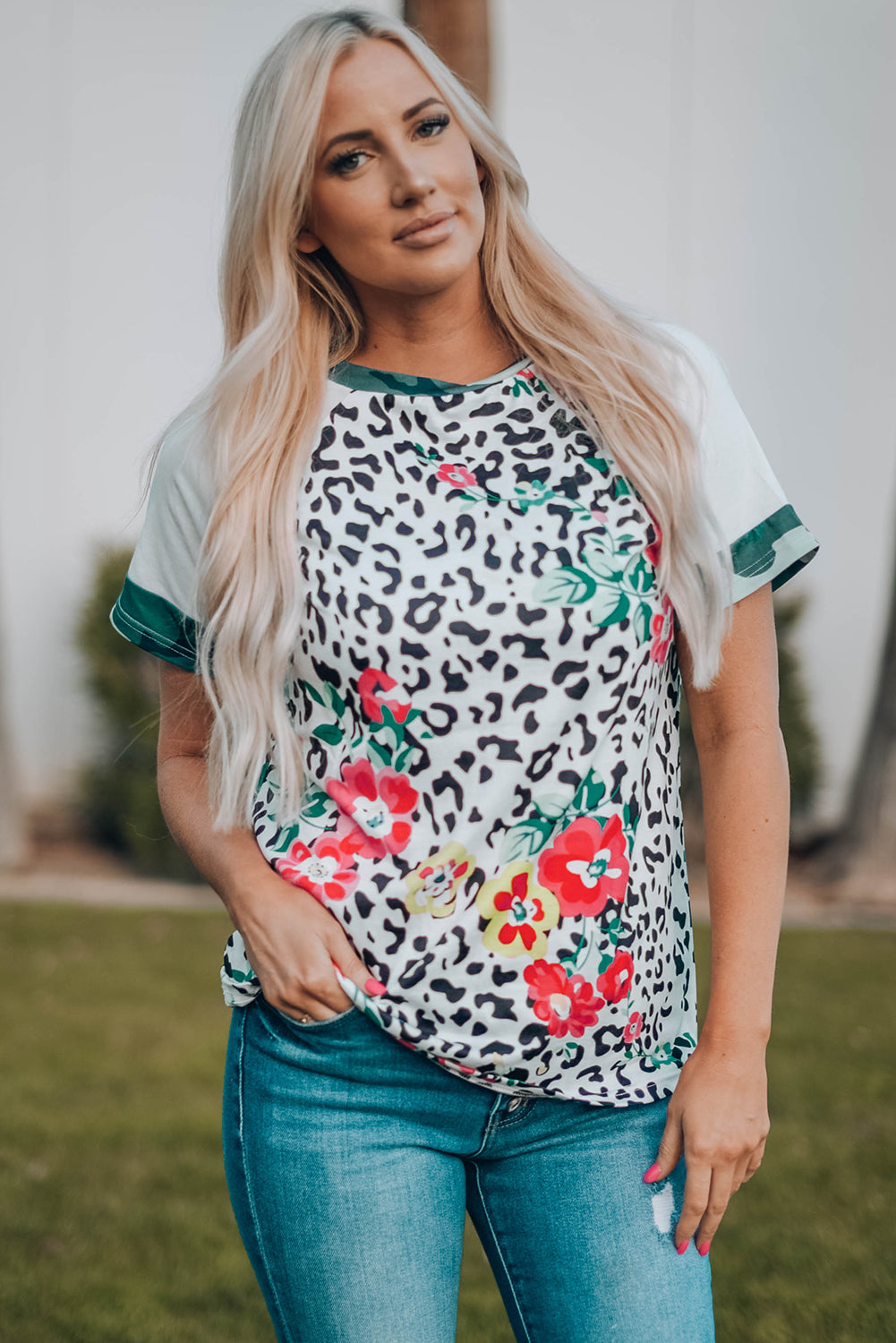 Camiseta de manga raglán corta con estampado floral de leopardo