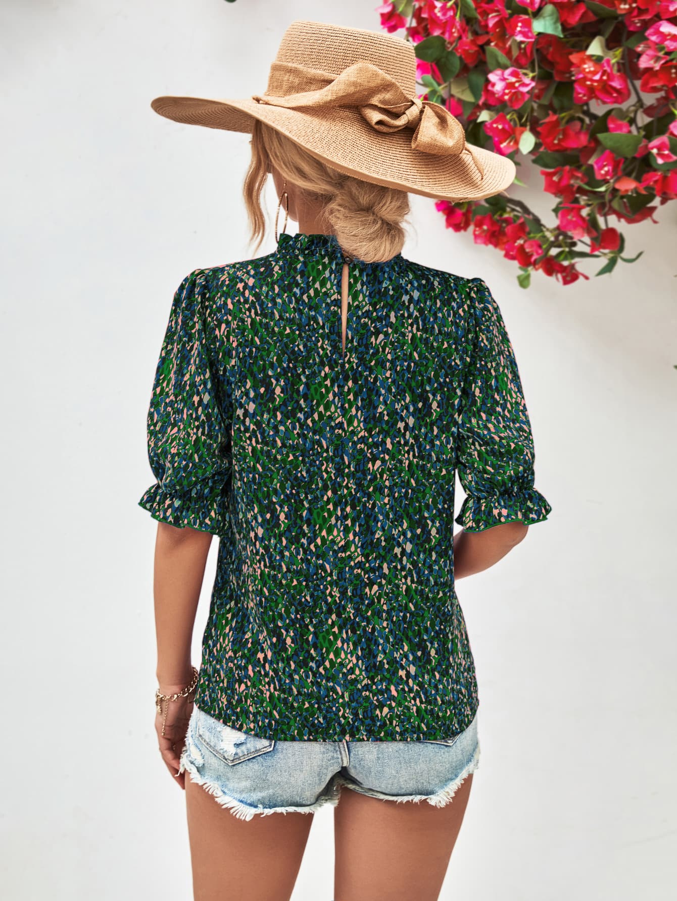 Blusa estampada con cuello de volantes y mangas con volantes