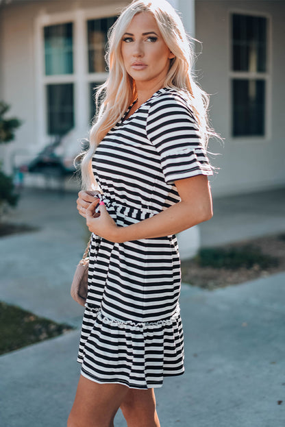 Vestido a rayas con cuello en V y cintura anudada con volantes