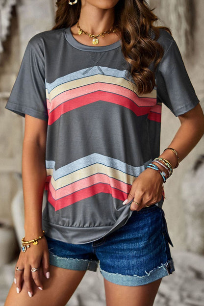 Camiseta multicolor con abertura lateral y cuello redondo con rayas Chevron