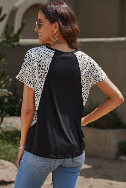 Camiseta con cuello en V y estampado de leopardo