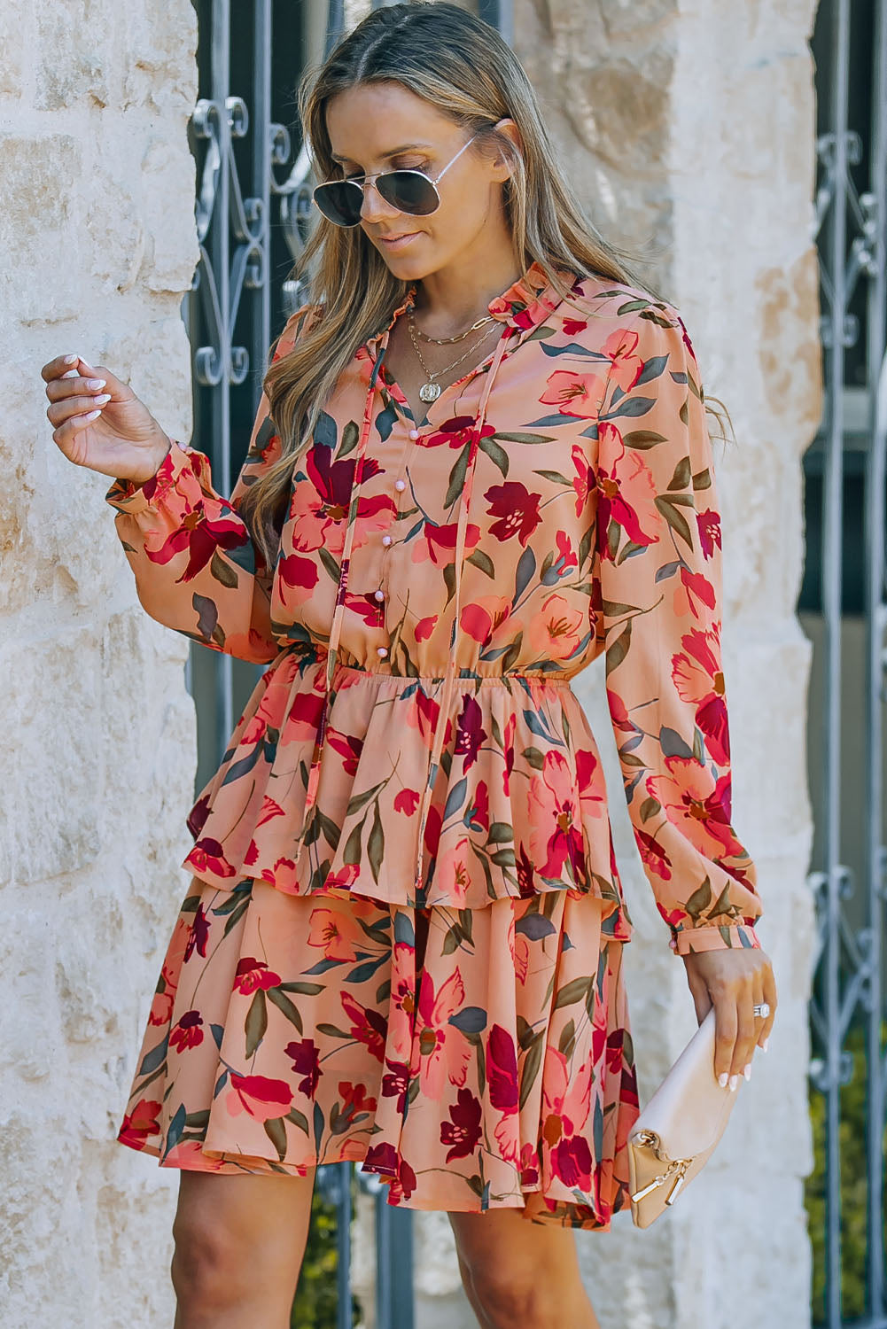 Vestido a capas de manga larga con cuello anudado floral