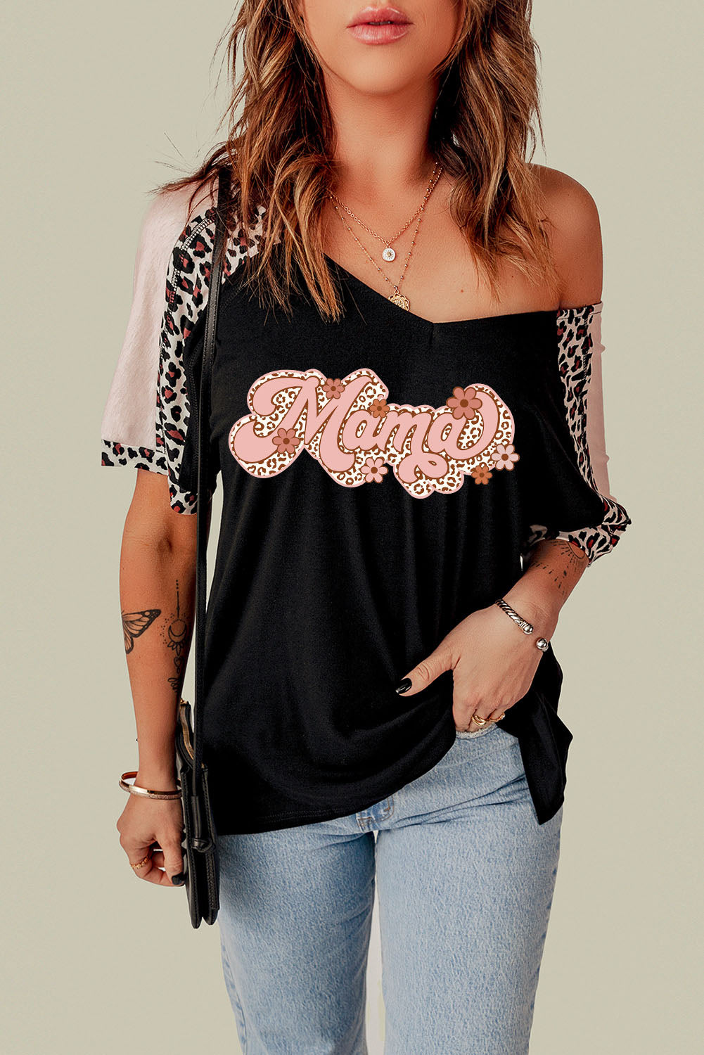 Camiseta con estampado de leopardo y cuello en V de MAMA