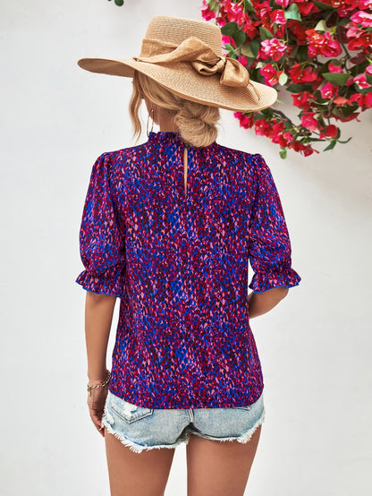 Blusa estampada con cuello de volantes y mangas con volantes