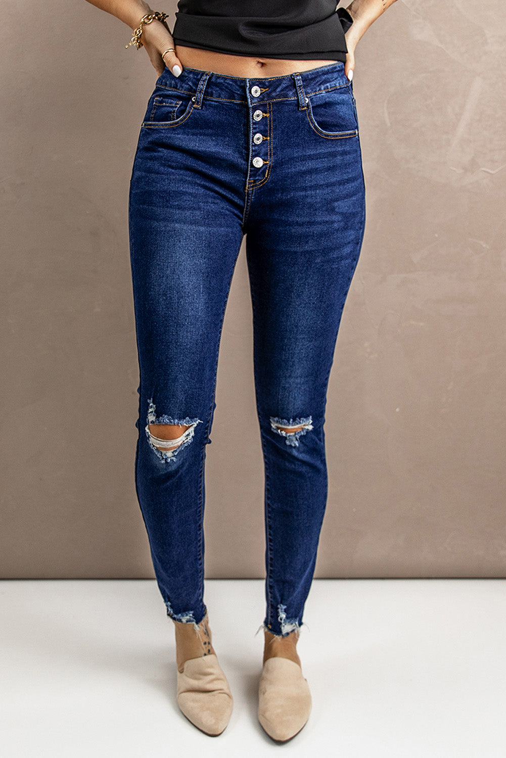 Jeans ajustados con botones desgastados